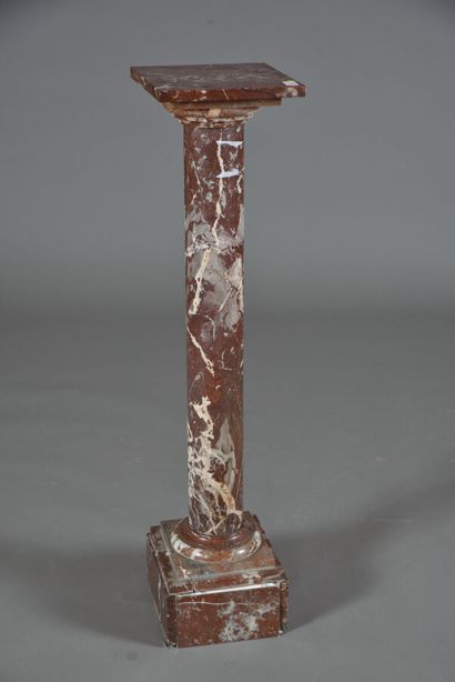 null Red and white veined marble column. 
Around 1880-1900. 
H. 110 cm.
Accidents....