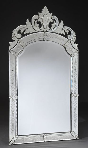 null Venetian mirror with frames of plates and leafy clasps. 
Engraved glasses, openwork...