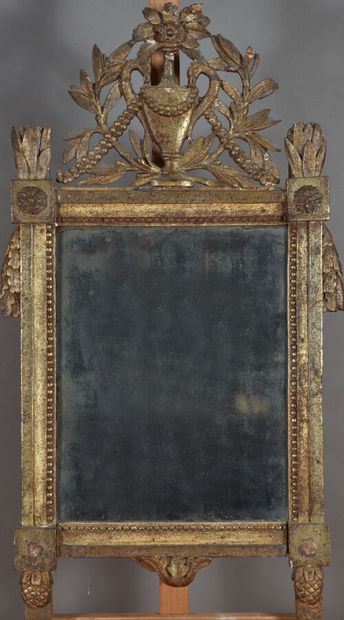 null Small mirror in carved wood, silver-gilt, frame decorated with pearls, pediment...