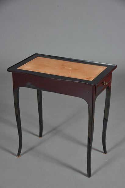 Petite table à écrire en bois verni noir...