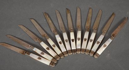 null Twelve knives, silver blades, mother-of-pearl handles decorated with an escutcheon.
Vieillard...