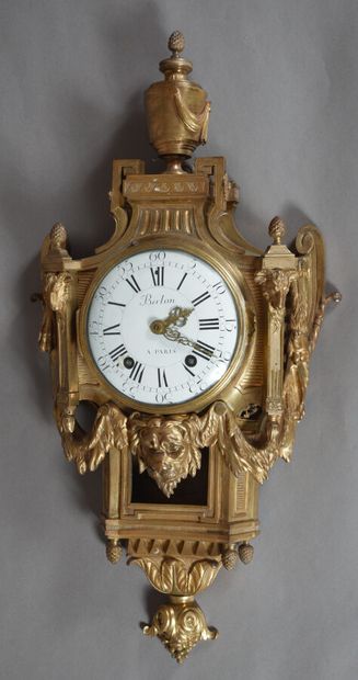 null Gilt bronze wall clock decorated with rams' heads, lions' heads, antique vases,...