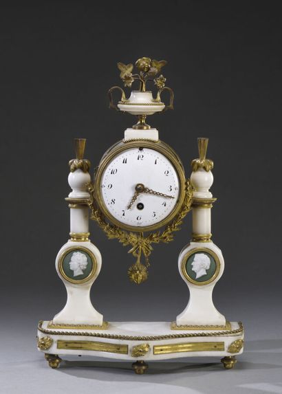 null Portico clock in white marble, decorated with gilt bronze and medallion in profile...