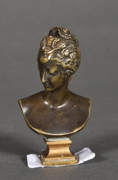 null Sceau en bronze patiné et doré représentant une femme en buste. Chiffré R. 
Vers...