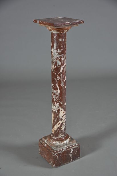 null Colonne sellette en marbre veiné rouge et blanc. 
Vers 1880-1900. 
H. 110 cm.
Accidents....