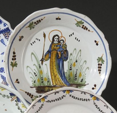 null Nevers. 
Assiette en faïence au bord contourné, décor polychrome patronymique...