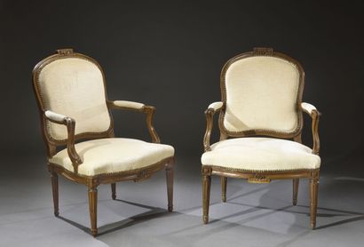null Pair of walnut armchairs, molded and carved with flowers, violin backs, armrests...