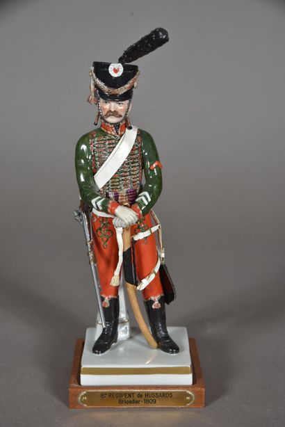 null ADRIEN VAN GERDINGE (1921-2006). 
Figurine en porcelaine. Hussard du 8°Régiment,...