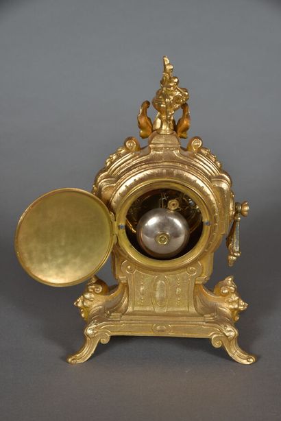 null Petit cartel dans le style Louis XV en bronze doré orné de têtes de femmes ailées,...