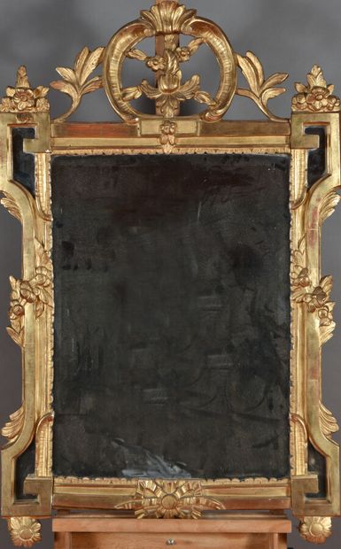 null Miroir en bois sculpté et doré, encadrement accolade à agrafes feuillagées et...