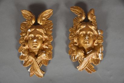 null Paire d'angelots en bois sculpté doré.
Fin du XIXème siècle. 
H. 29 cm - L....