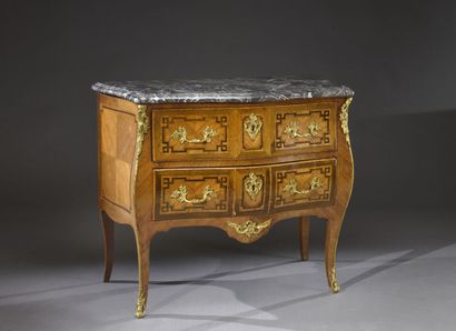 null Commode dite sauteuse galbée, en bois de placage de palissandre, bois de rose...