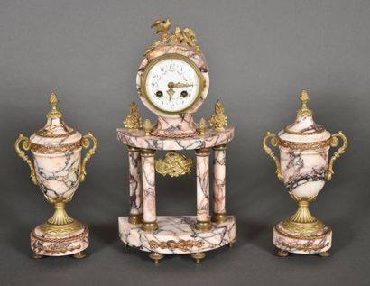 null Garniture de cheminée dans le style Louis XVI en marbre veiné et bronze, composée...
