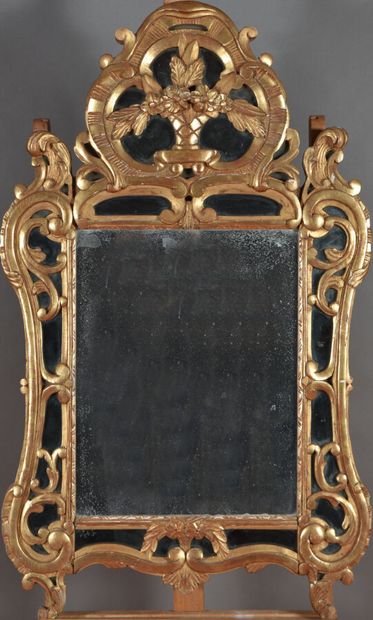 Miroir à parecloses dans le style Louis XV...