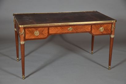 null Bureau plat dans le style Louis XVI en bois de placage, ouvrant par trois tiroirs...