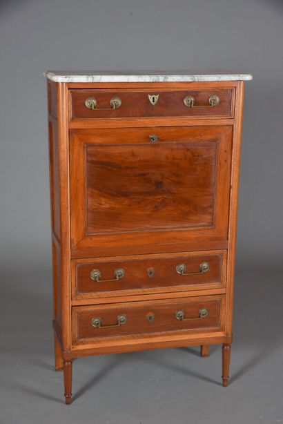 null Straight secretary in walnut and walnut veneer, opening to a drawer on a flap...