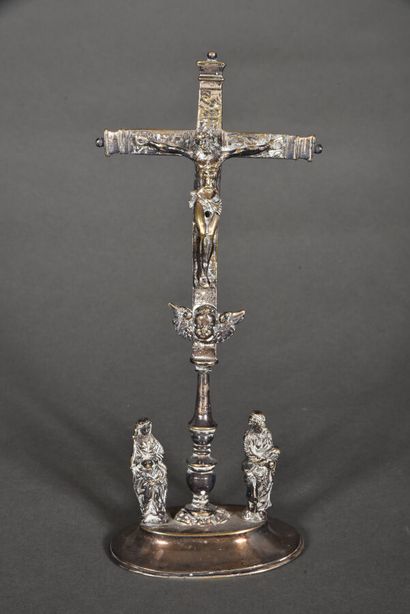 Crucifixion, bronze argenté figurant le Christ...
