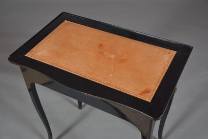 null Petite table à écrire en bois verni noir ouvrant par un tiroir latéral, repose...