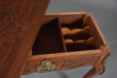 null Table de jeux dans le style Louis XV en bois de placage, plateau portefeuille,...