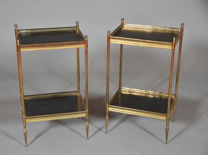 null Pair of lounge tables in the Louis XVI style in gilt brass. 
Around 1950. 
H....