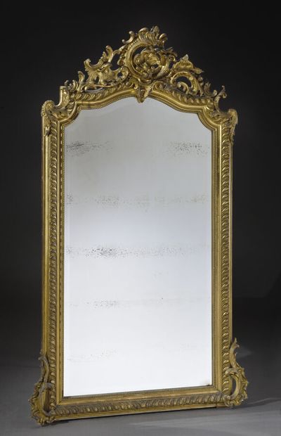 null Large wood and gilded stucco mirror, frame decorated with pearls, moldings and...