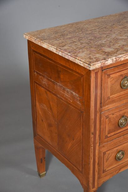 null Chest of drawers in the Louis XVI style, walnut veneer and composite fillets...