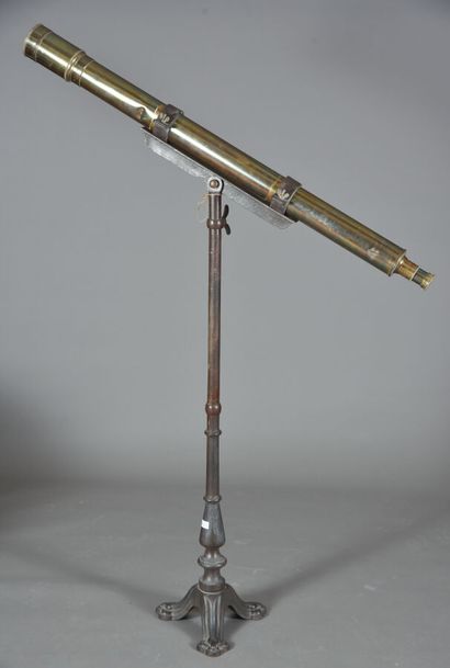 null Telescopic telescope in brass, mounted on an iron and cast iron base. 
19th...