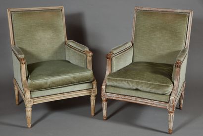 null Paire de bergères dans le style Louis XVI en bois peint, repose par des pieds...