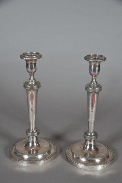 null Pair of candlesticks in the Louis XVI style, in silver, with turned shafts,...