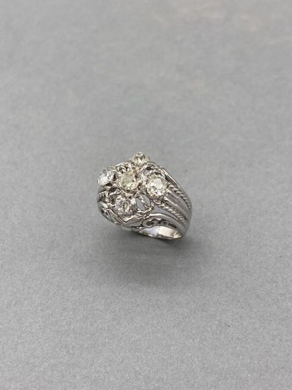 null 18K (750/oo) white gold ring forming an openwork dome with scrolls and twists,...