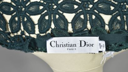 null Christian Dior Paris. Robe manteau en guipure florale vert sapin, encolure ronde,...