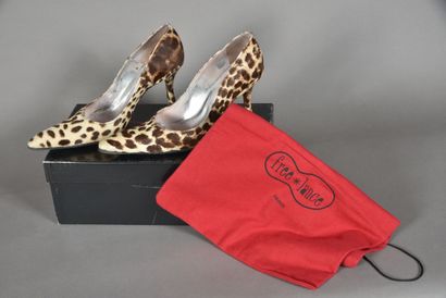 null FREE LANCE. Pair of leopard pointy toe pumps, 9cm heel. Box and houses of protection,...