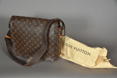 null LOUIS VUITTON.
Messenger bag in Monogram canvas and natural leather, magnetized...