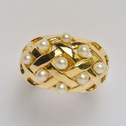 18K (750/oo) yellow gold ring, the central...