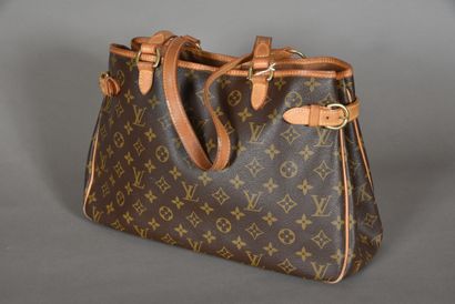 null LOUIS VUITTON. Shoulder bag in monogram canvas and natural leather, two handles,...