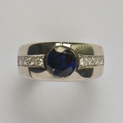 null 18K (750/oo) white gold wide band ring, centered on an oval sapphire (probably...