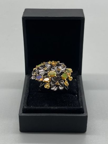 null Bague "Bouquet" en argent (925/oo) noirci et vermeillé sertie d'opales ovales...