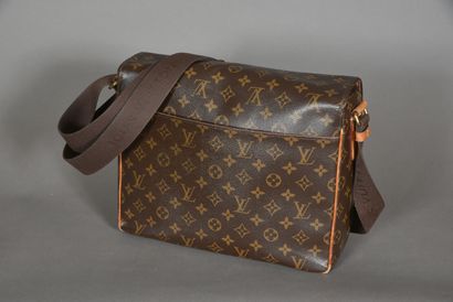 null LOUIS VUITTON.
Messenger bag in Monogram canvas and natural leather, magnetic...