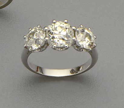 null 18K (750/oo) white gold ring centered with an old-cut diamond weighing approximately...