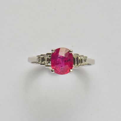 null 18K (750/oo) white gold ring centered on an oval ruby weighing 1.54 carats,...