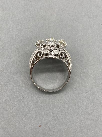 null 18K (750/oo) white gold ring forming an openwork dome with scrolls and twists,...