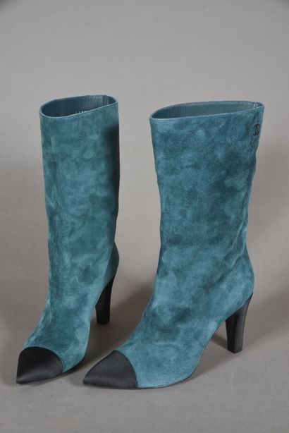 null CHANEL. Pair of green turquoise suede ankle boots with pointed toe and 8.5cm...