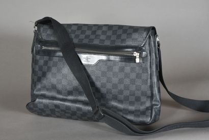 null LOUIS VUITTON. Messenger bag in graphite checkerboard canvas and black leather,...