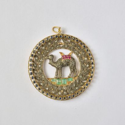 null 18K (750/oo) gold and silver (800/o) round pendant decorated with garlands of...