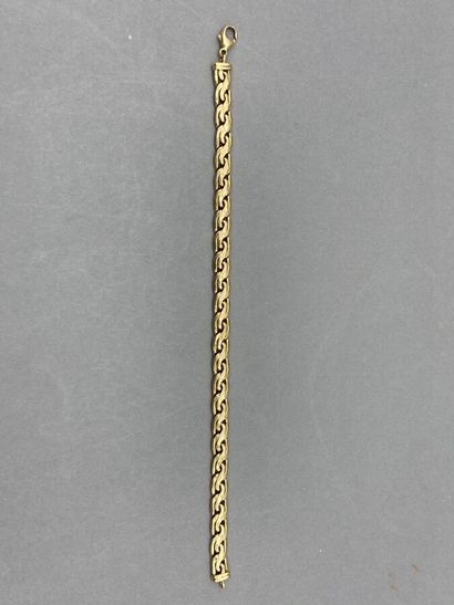 null Un bracelet à maillons entrelacés, or, bossué L.19,5 cm 10 g.