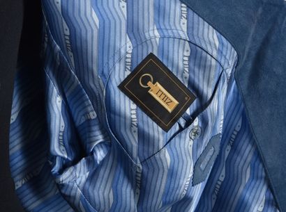 null ZILLI. Sur chemise "JUNKER" en veau velours bleu jean à surpiqures ton sur ton...