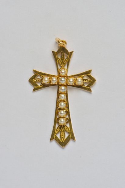 null Pendant "Cross" in 18K yellow gold (750/oo), the branches openwork of plant...