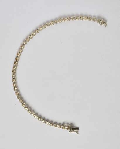 Bracelet ligne en or gris 18K (750/oo) serti...