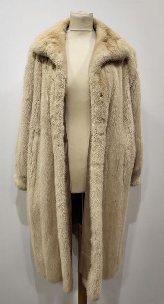null GUY VIDAL.
Long coat in Palomino mink, wide collar, single breasted buttoning,...
