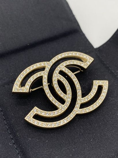 CHANEL. Important brooch in gilded openwork...